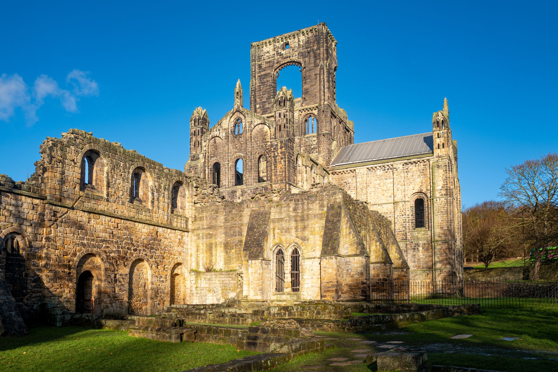 Abbazia medievale illuminata dal sole