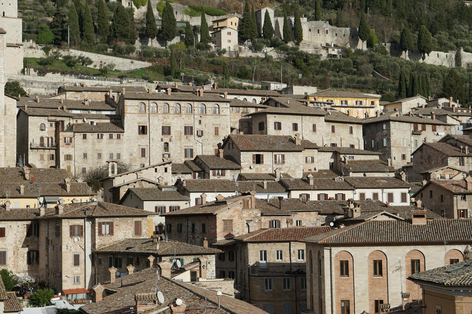 Borgo medievale italiano con torri di pietra