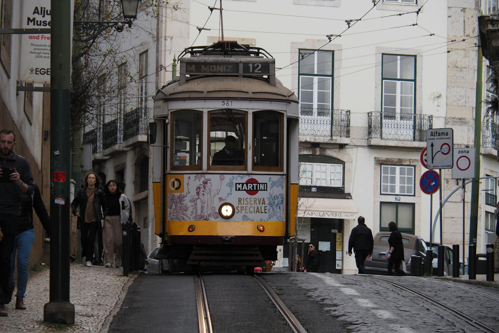 Tram classico di Lisbona nel quartiere di Alfama, scenario tipico della saudade portoghese