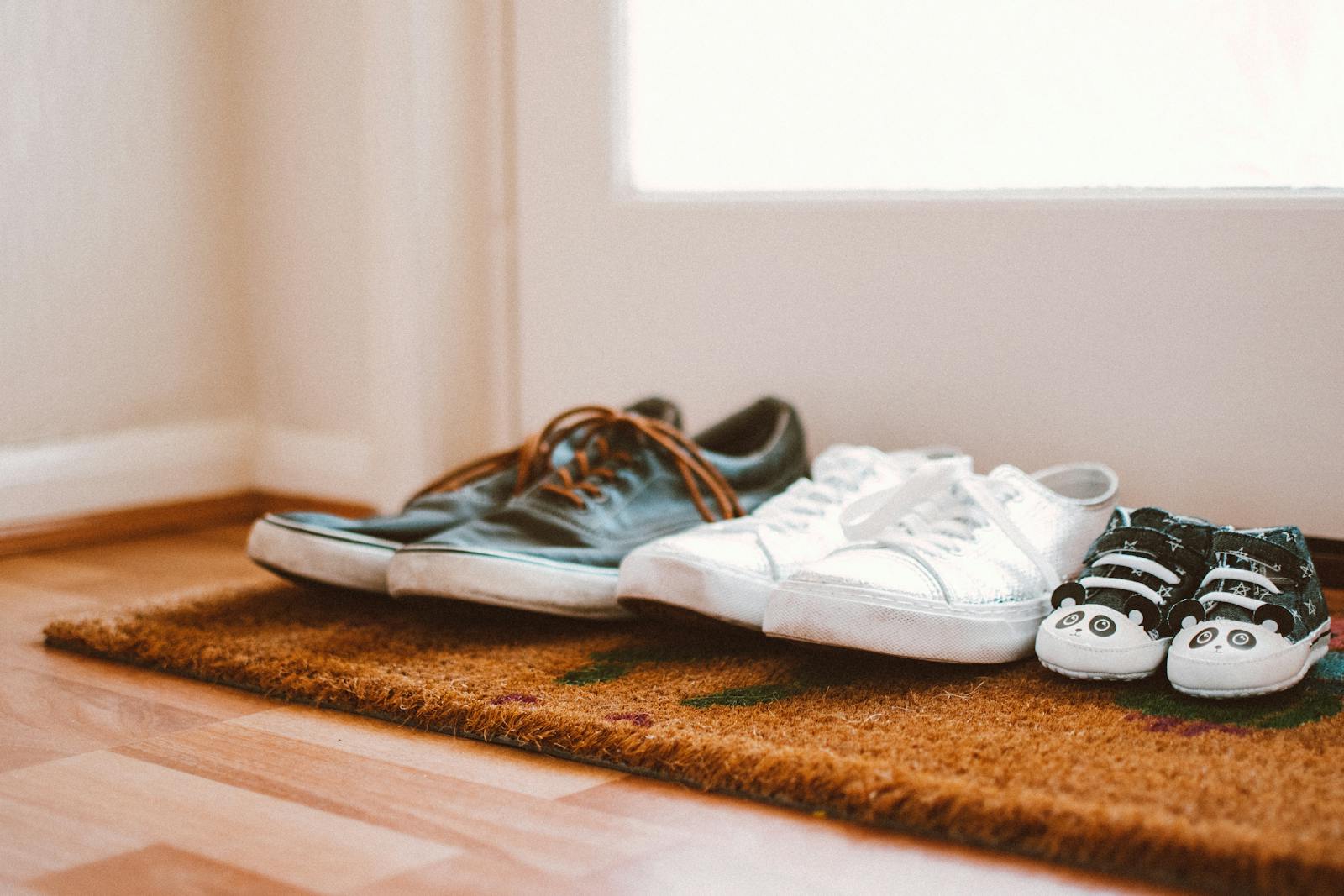 Scarpe sul zerbino di casa: motivi per toglierle in ingresso
