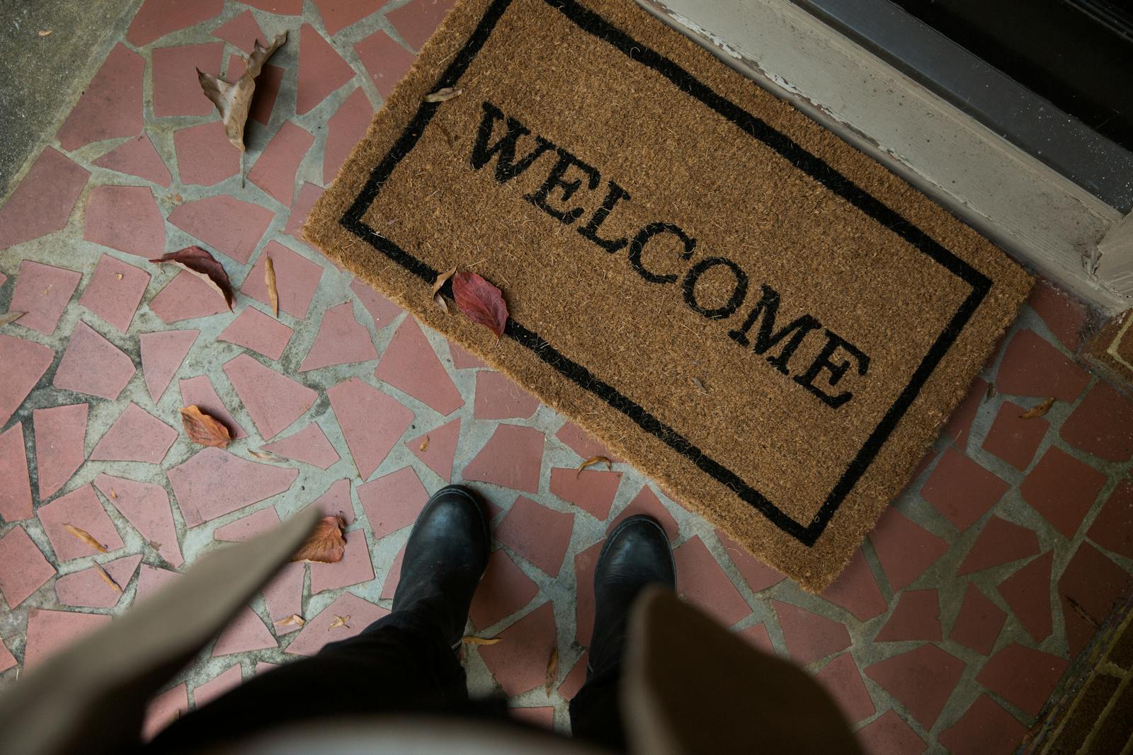 Scarpe e stivali sul portico — togliere le scarpe entrando in casa