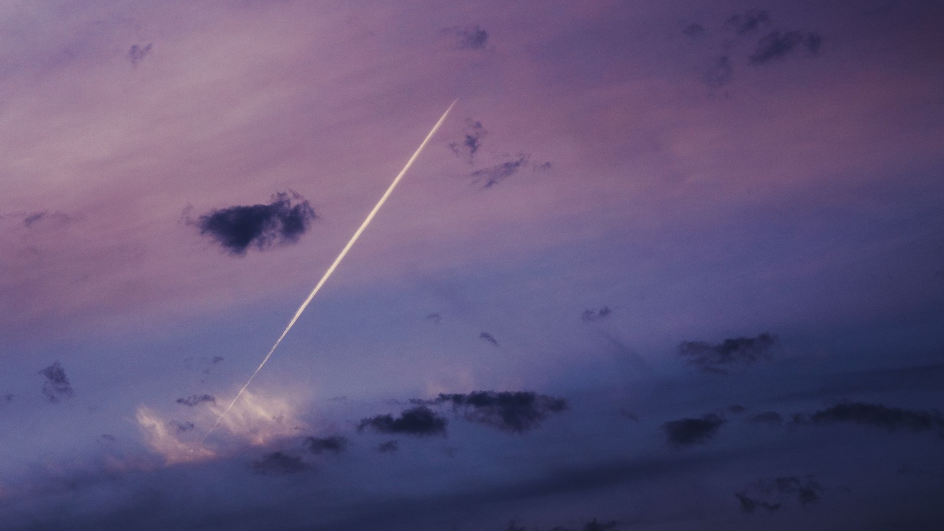 Aereo a reazione tra le nuvole