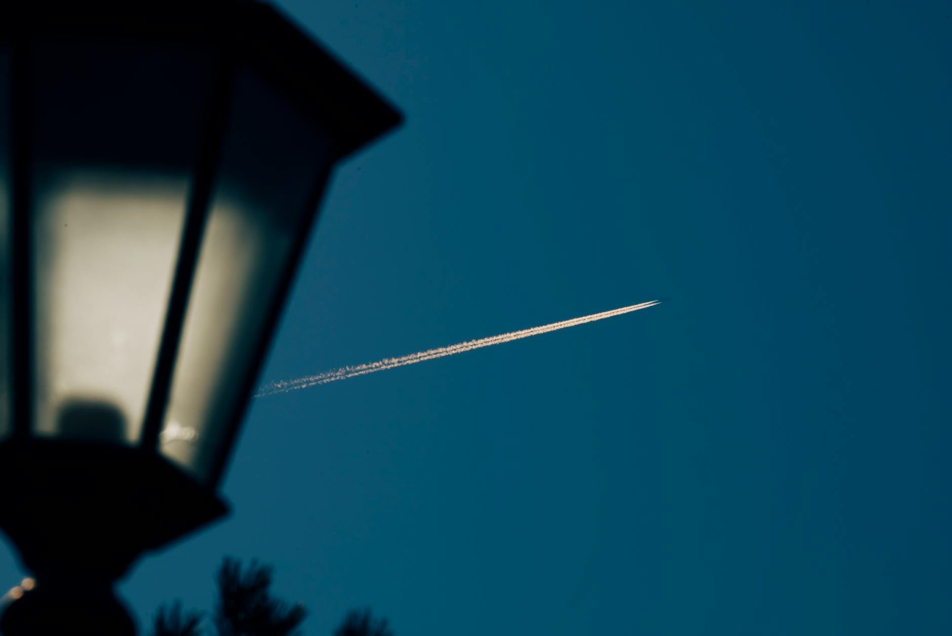 Cielo azzurro con scia di un aereo