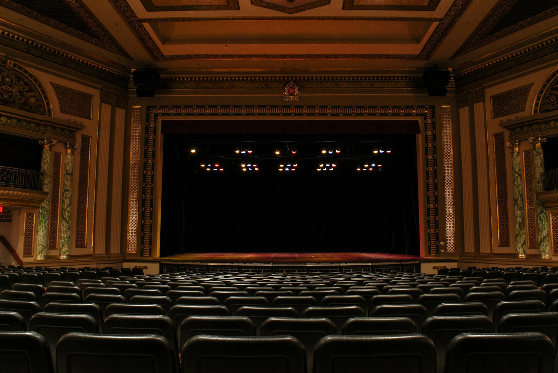 Maschere teatrali tradizionali esposte su sfondo scuro