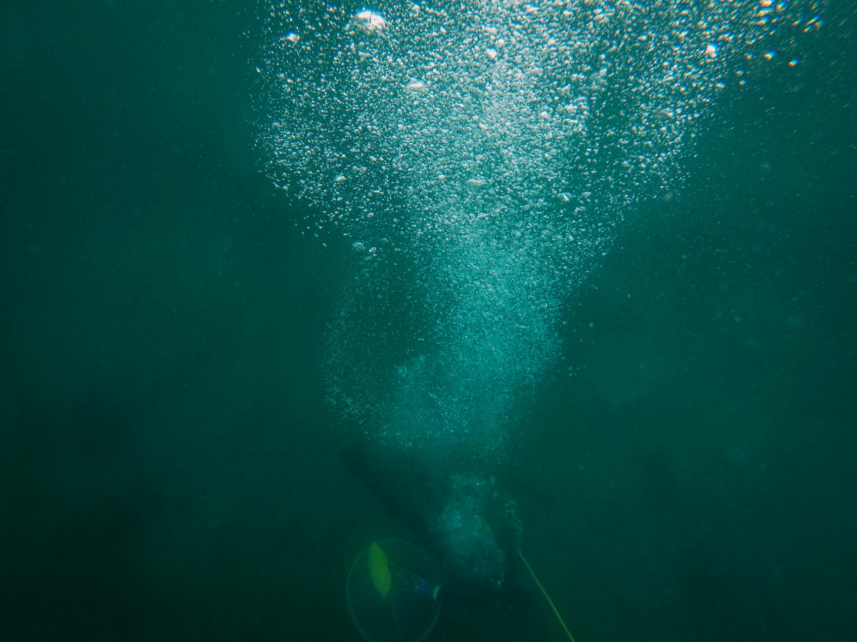 Mare blu profondo riflessi di luce