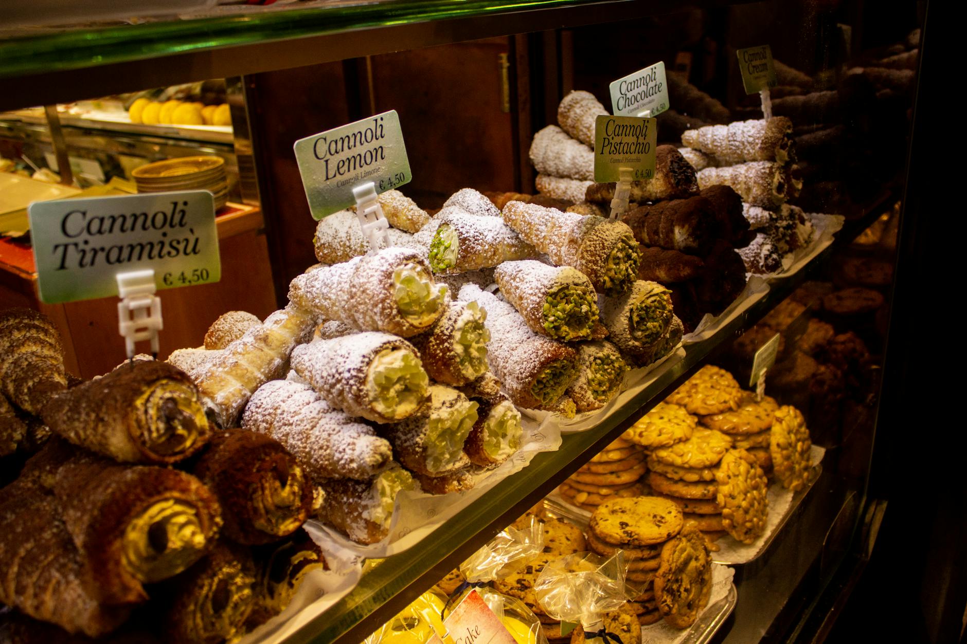 Esposizione di dolci napoletani in pasticceria storica
