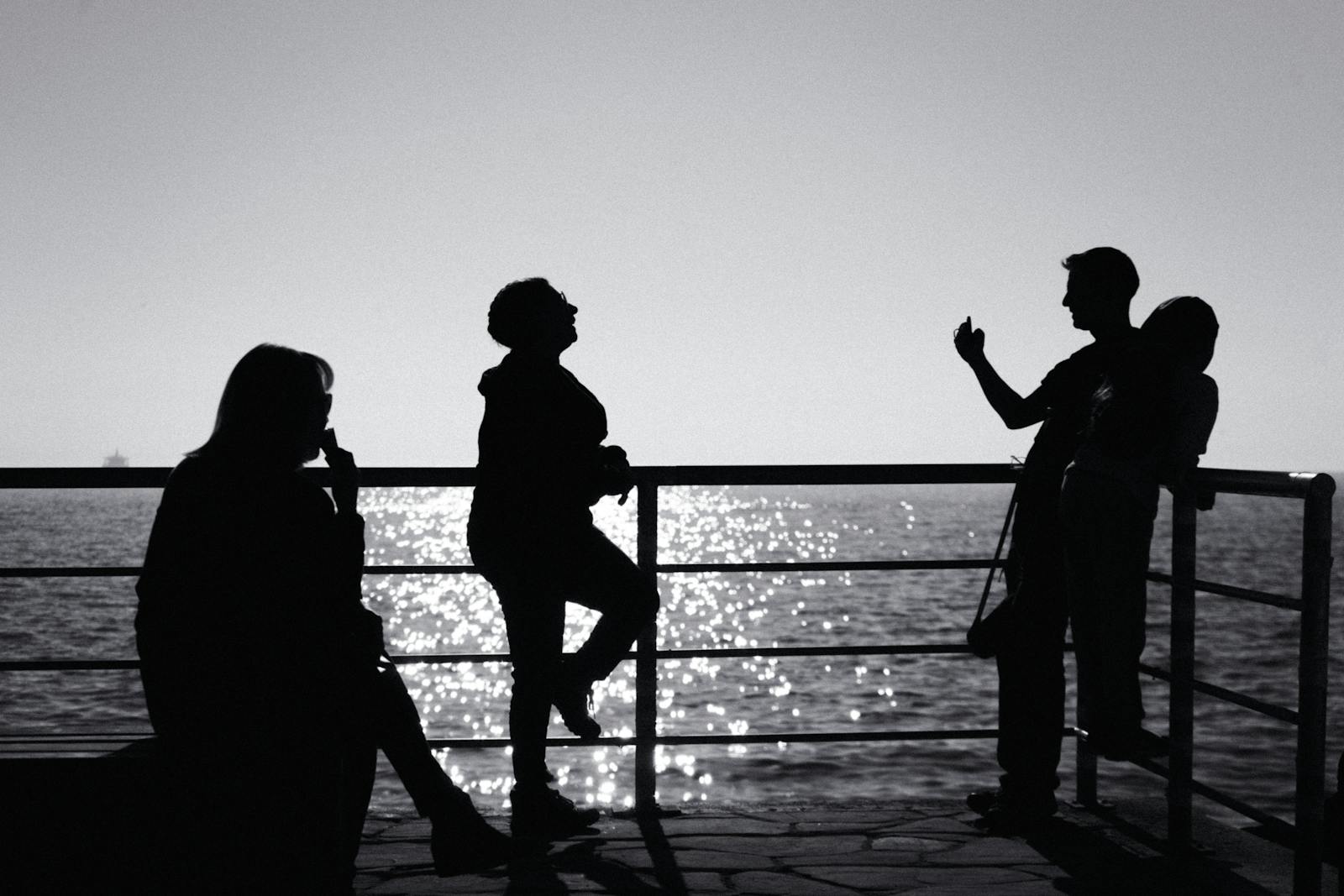 Silhouette amici relazioni sociali al tramonto