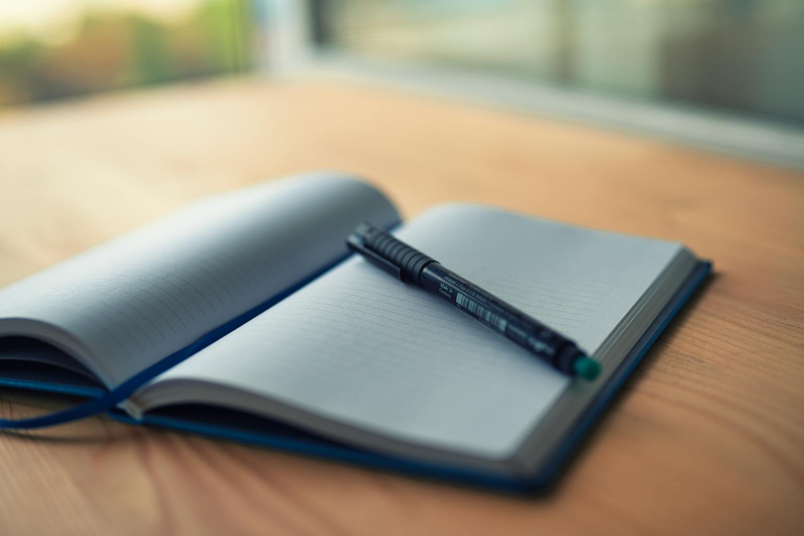 Quaderno aperto con penna pronto per il diario delle prove positive