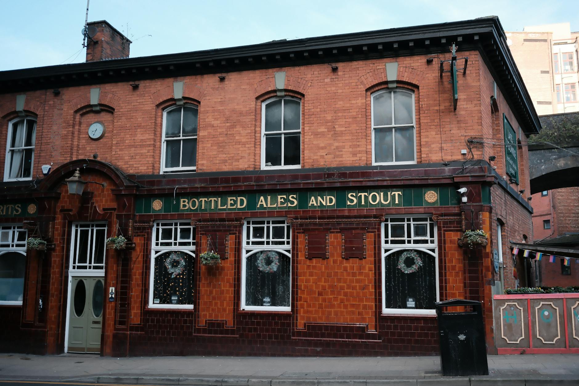 Birra artigianale in un pub, ambiente informale per Pint of Science