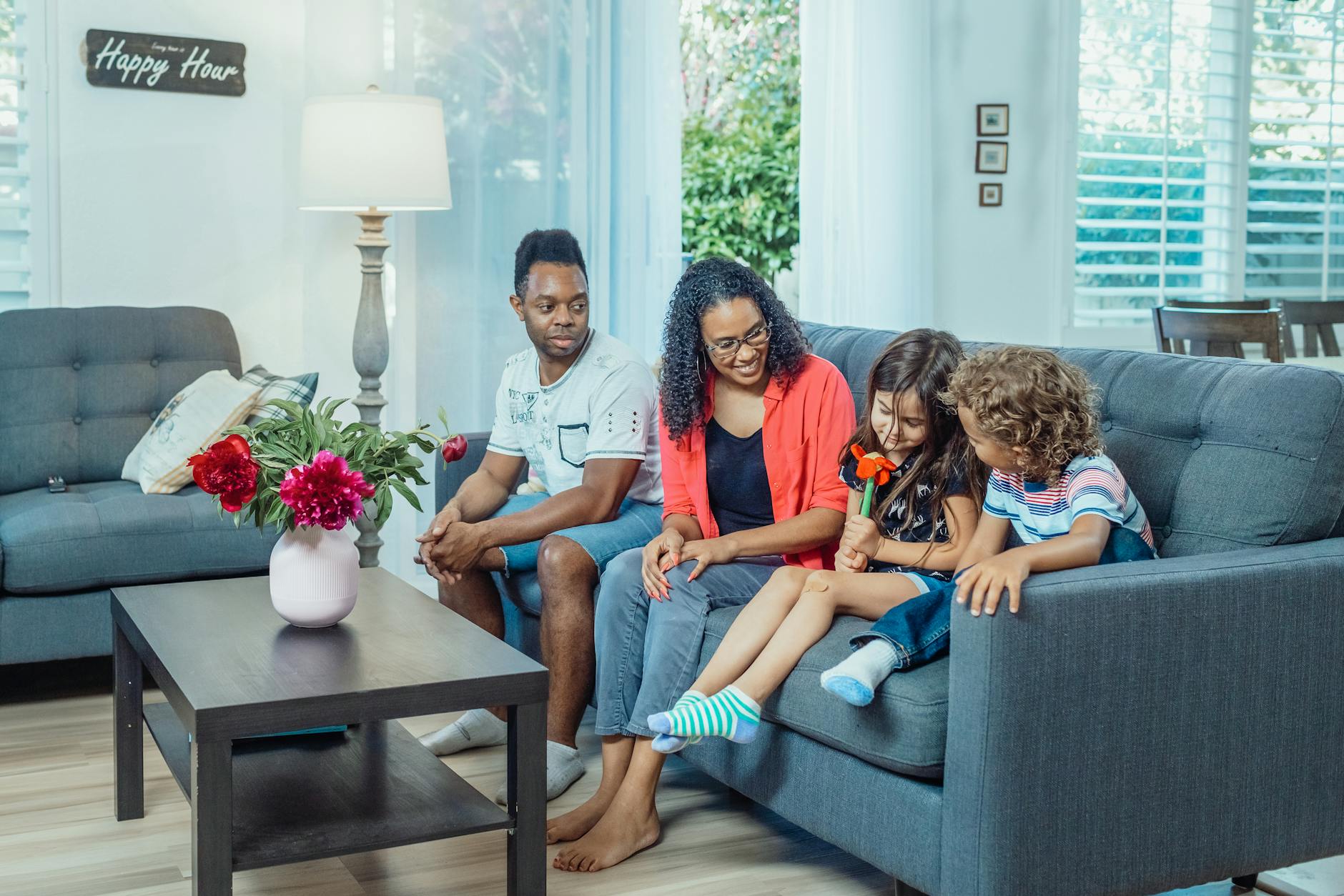 Famiglia che trascorre tempo insieme felicemente