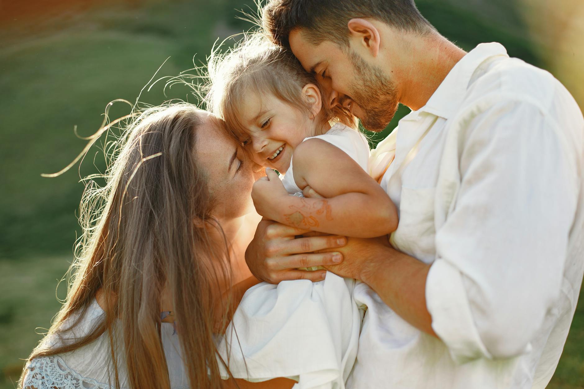 Bambini che giocano in un parco, immagine della famiglia