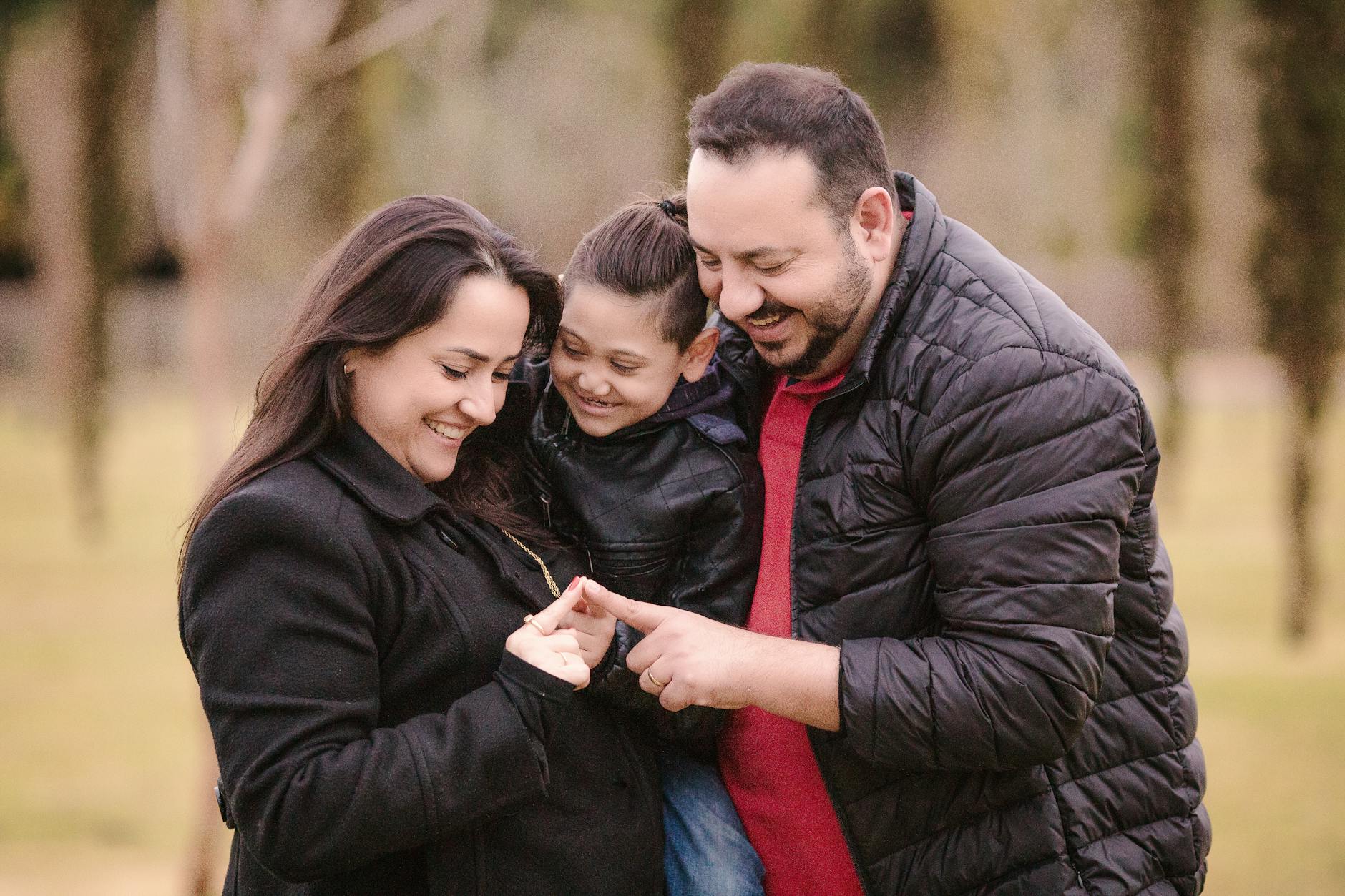 Genitori e figli condividono un momento quotidiano