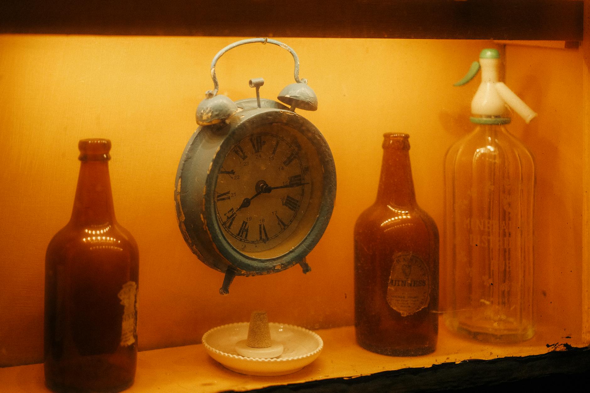 Laboratorio vintage con strumenti scientifici di fine Ottocento