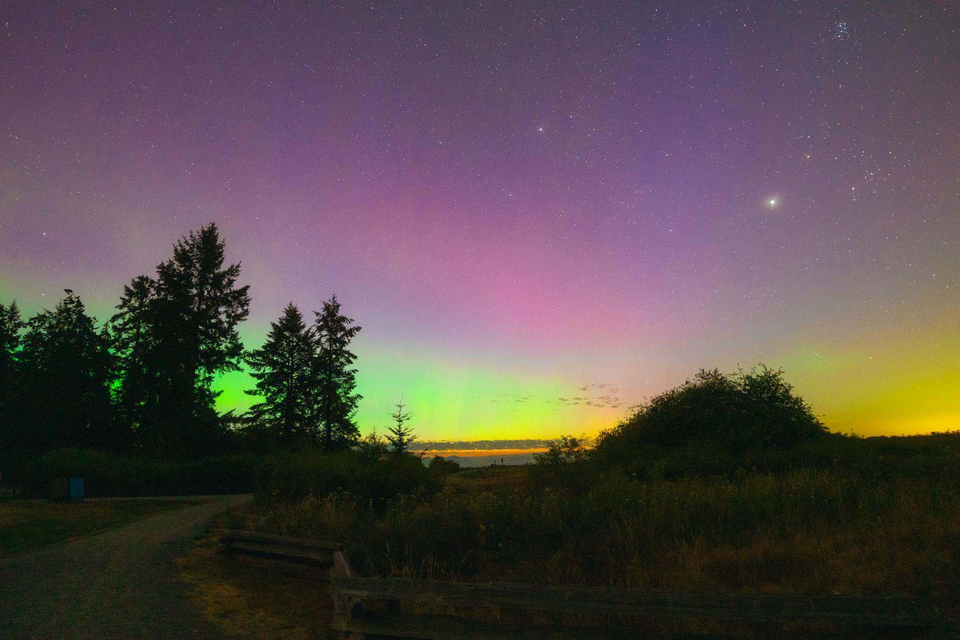 Aurora boreale verde nel cielo notturno