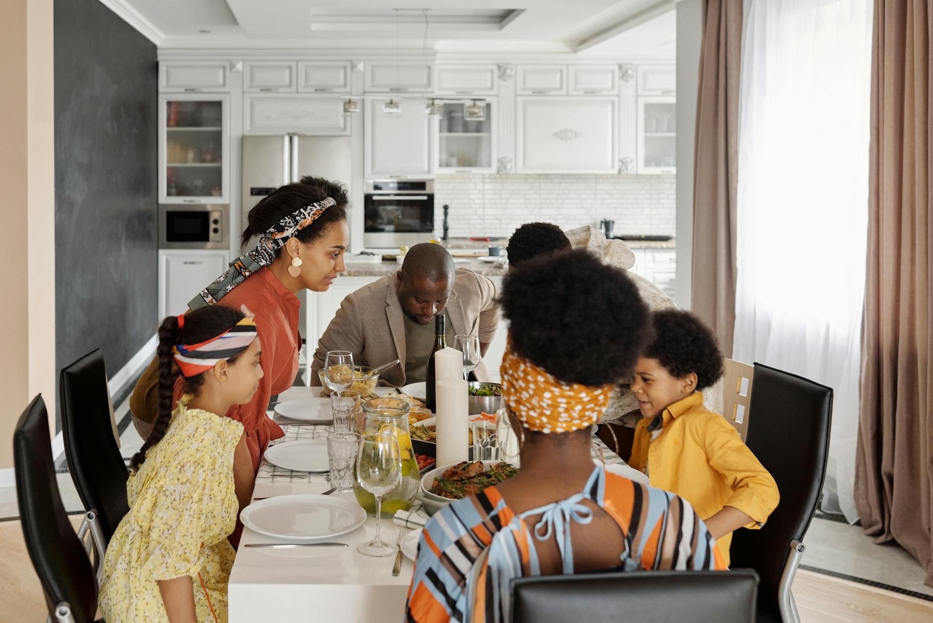 Famiglia condivide un pasto a tavola tra dialogo e ascolto