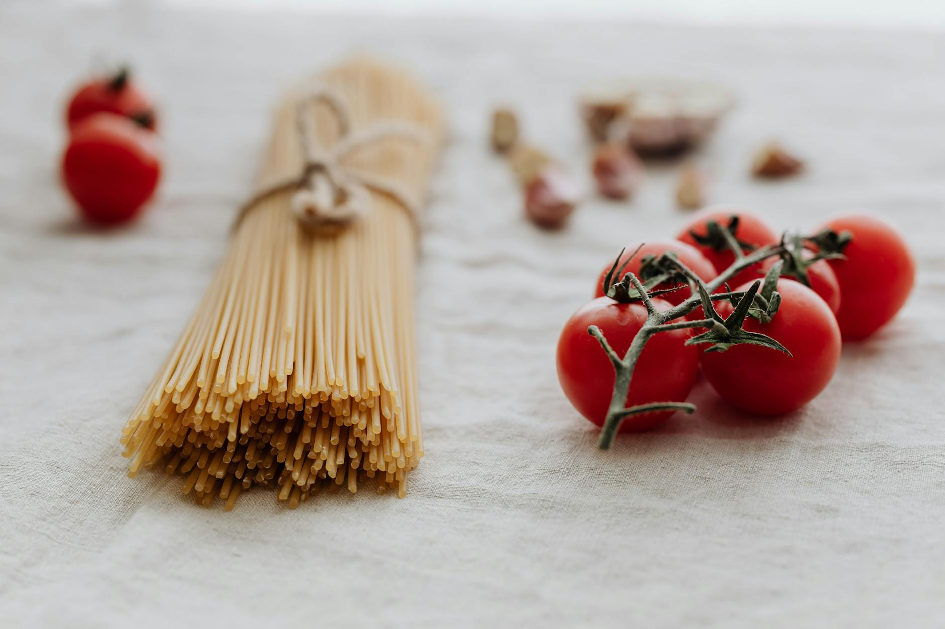 Spaghetti alla puttanesca in piatto bianco