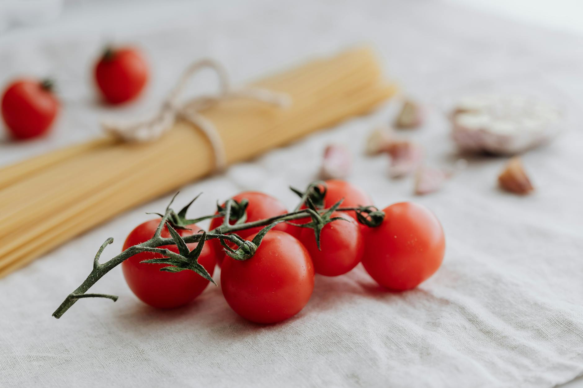 Ingredienti della puttanesca: pomodori e olive