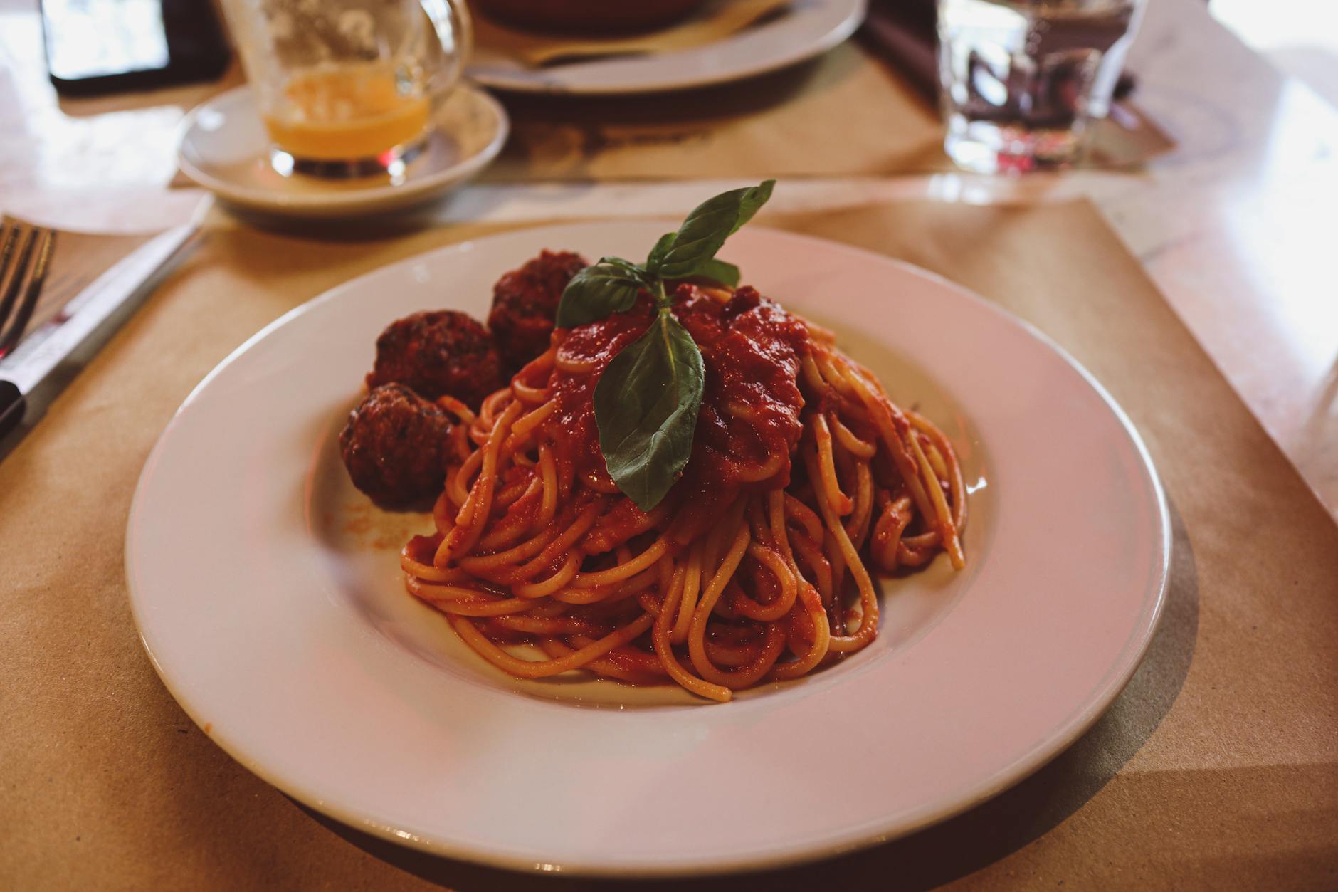 Capperi e olive nere su tavolo di legno