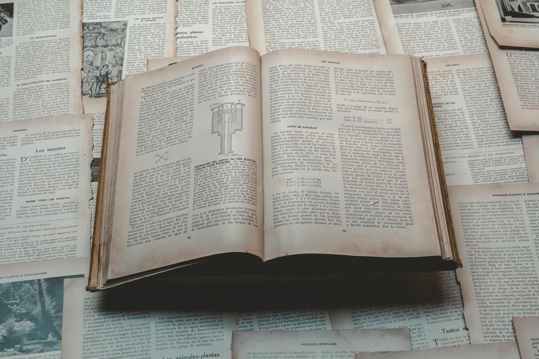 Libro antico aperto circondato da documenti d'epoca
