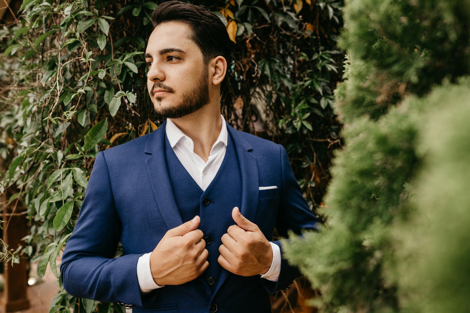 Uomo in abito sartoriale italiano