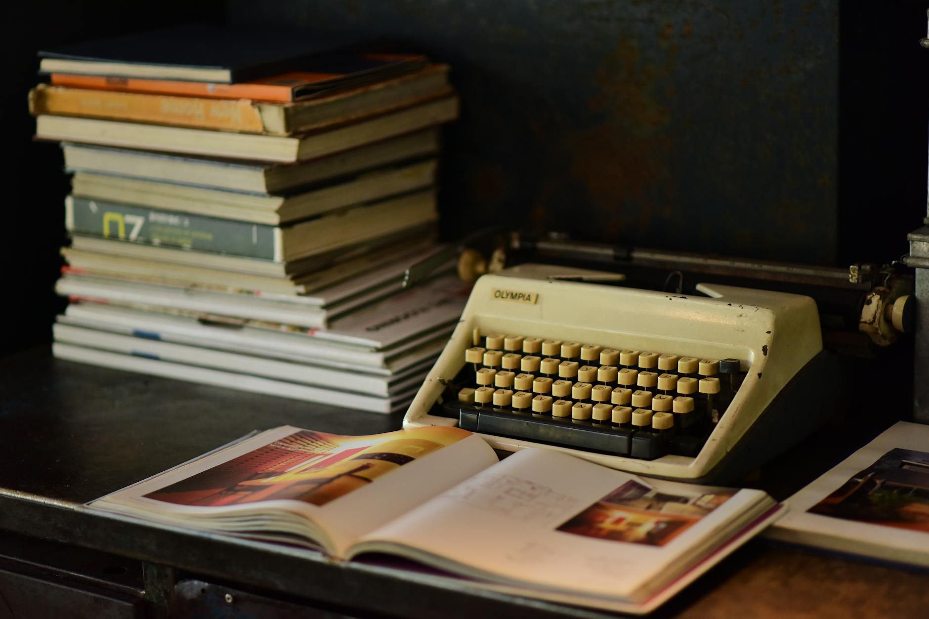 Macchina da scrivere d'epoca con pile di lettere