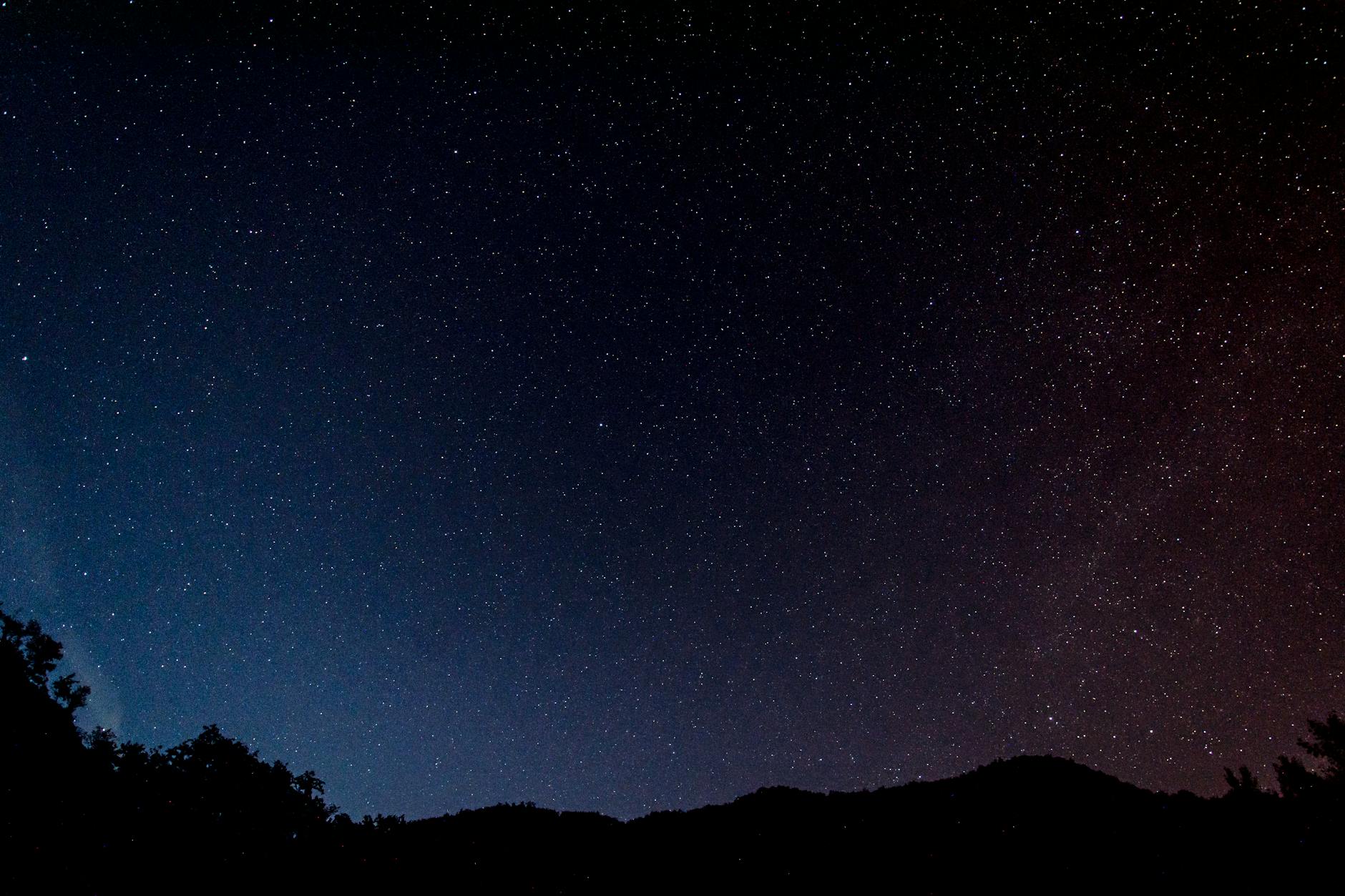 Cielo stellato sopra una valle di montagna in una notte serena