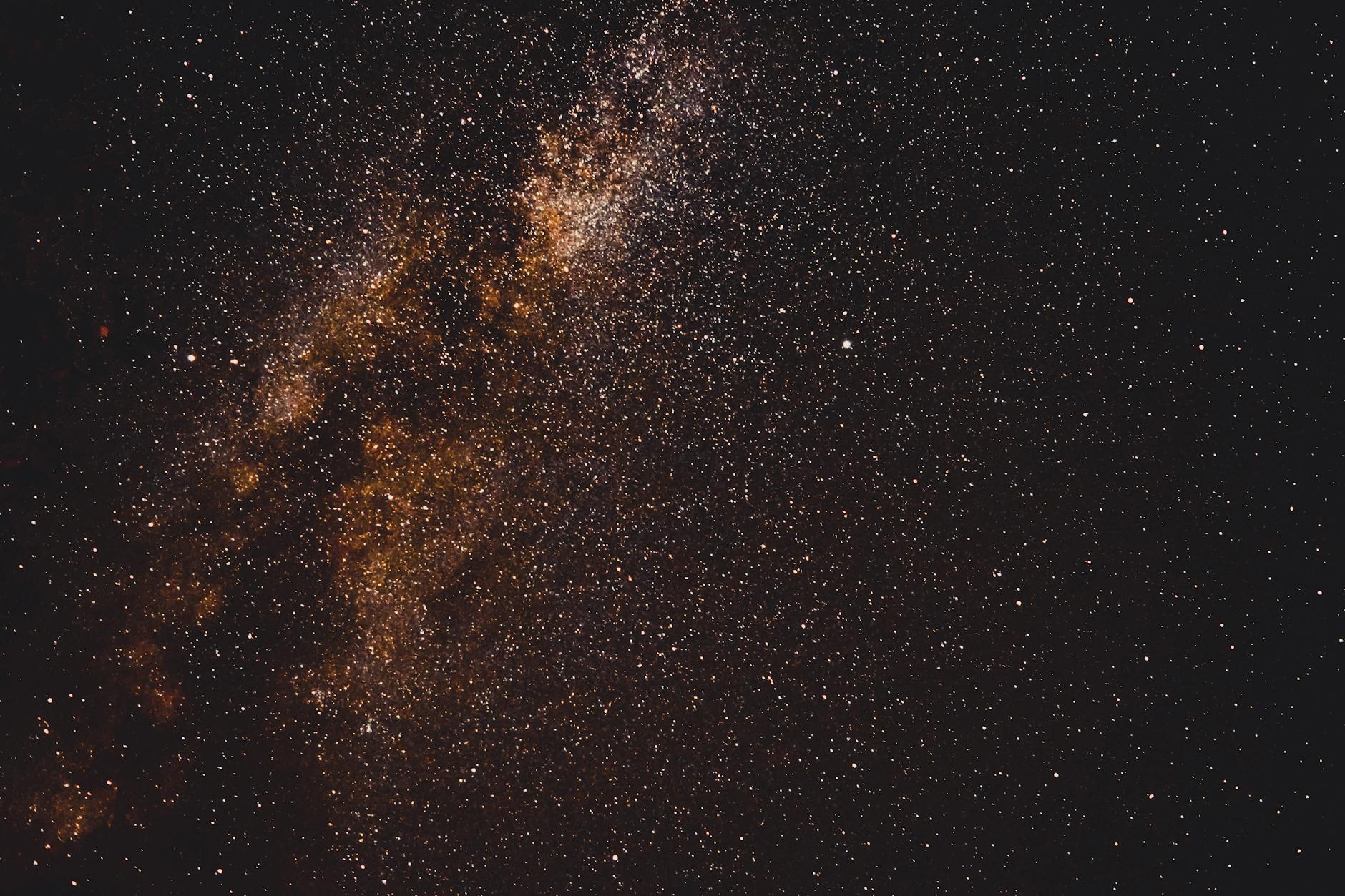Scia di stella cadente nel cielo notturno