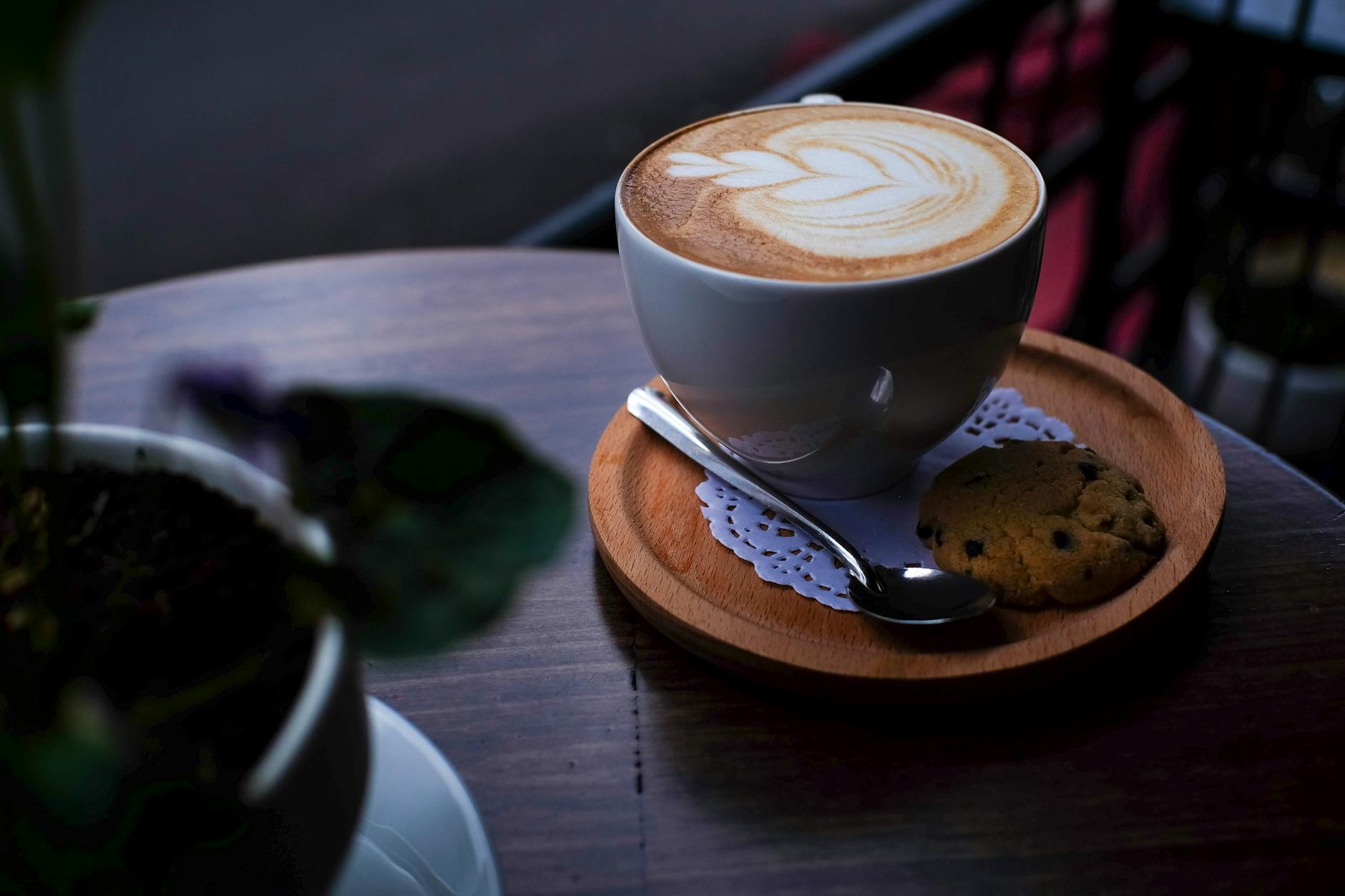 Cappuccino con latte art classico in tazza bianca