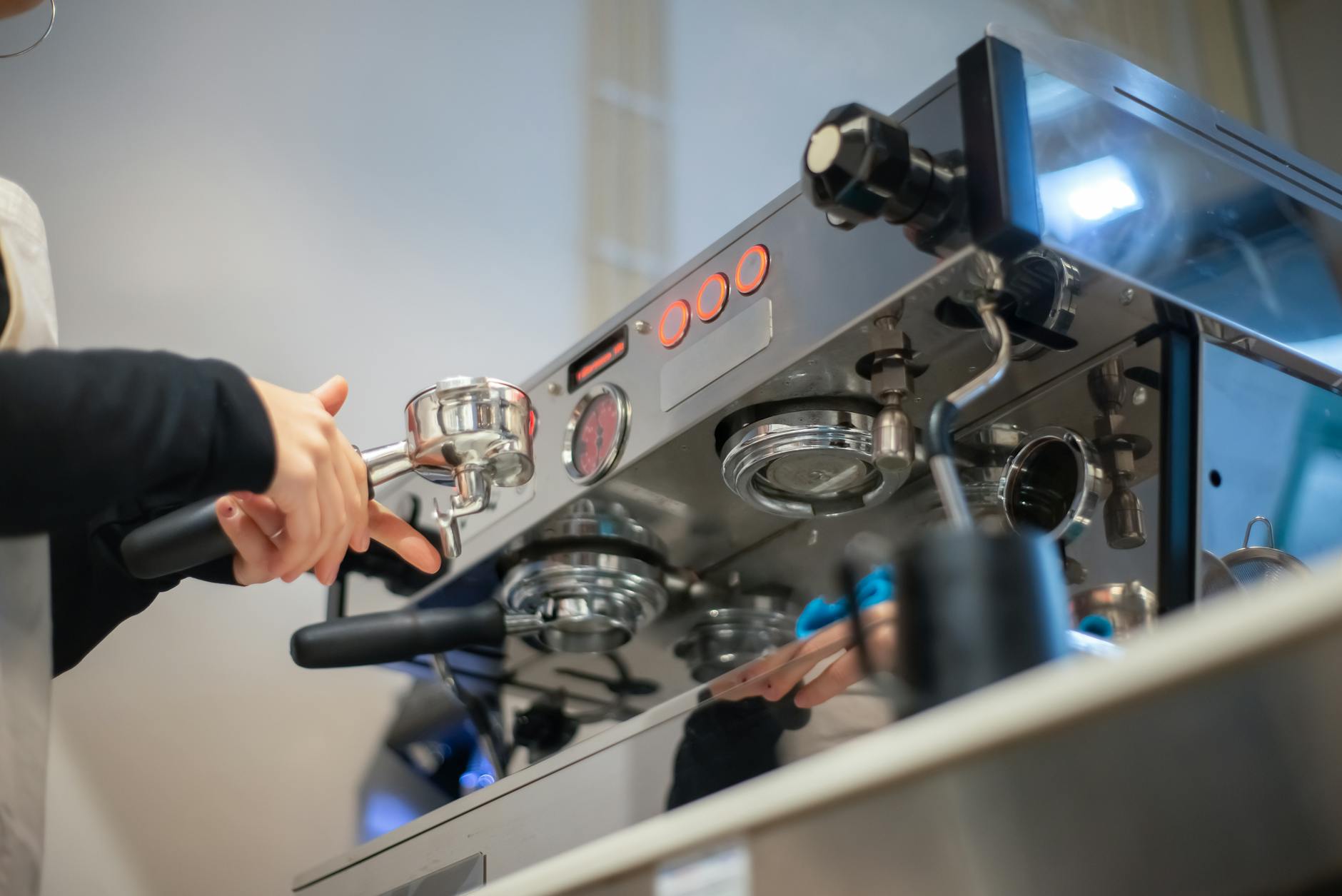 Barista al lavoro con macchina espresso professionale