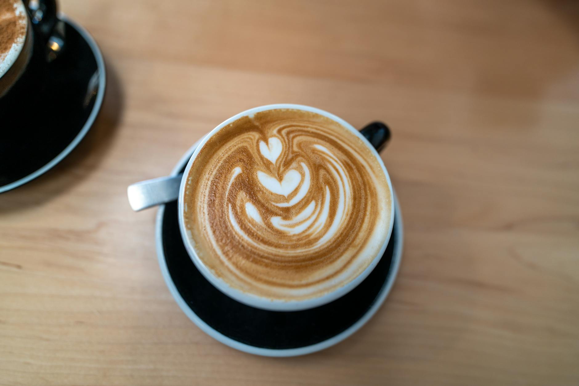 Tazza di cappuccino in atmosfera accogliente di un bar
