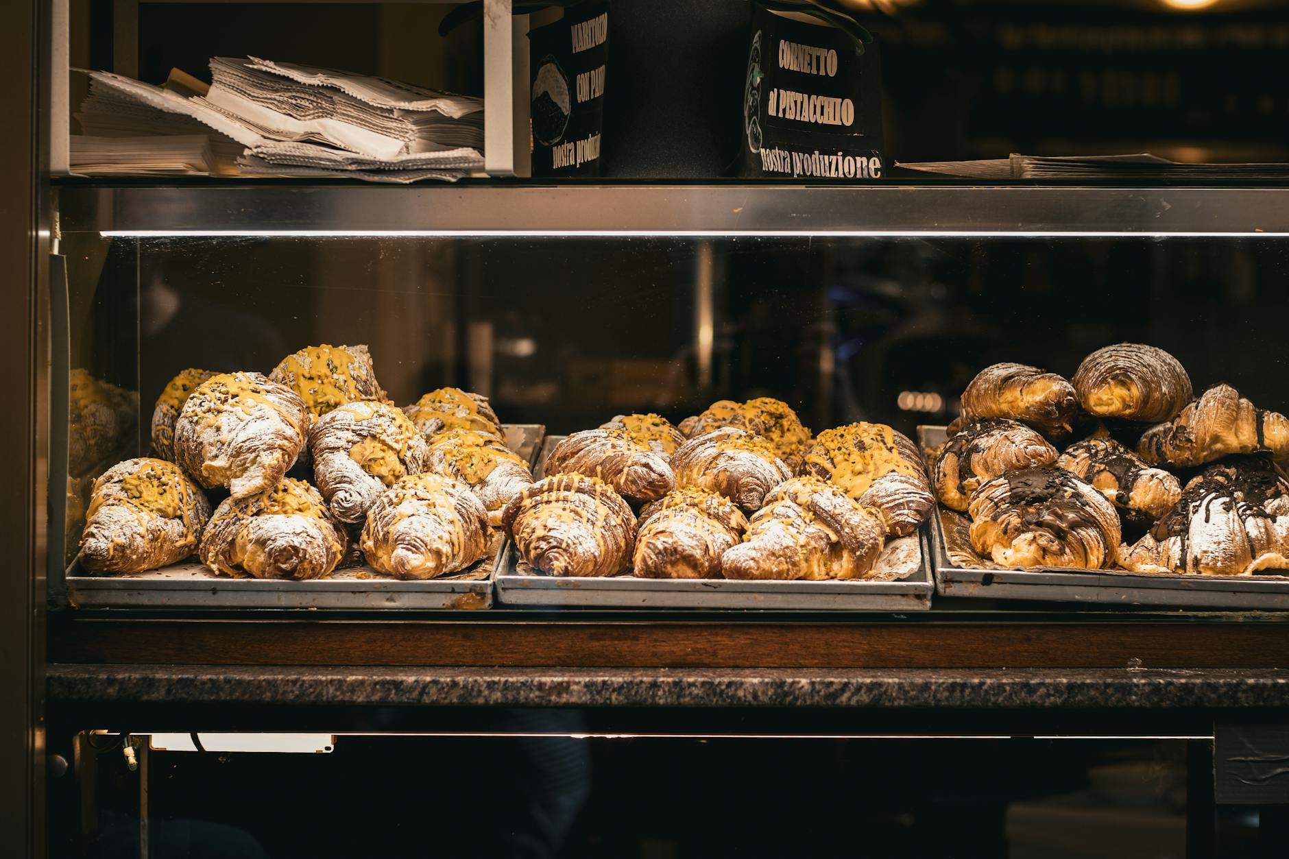 Croissant dorati pronti per la colazione