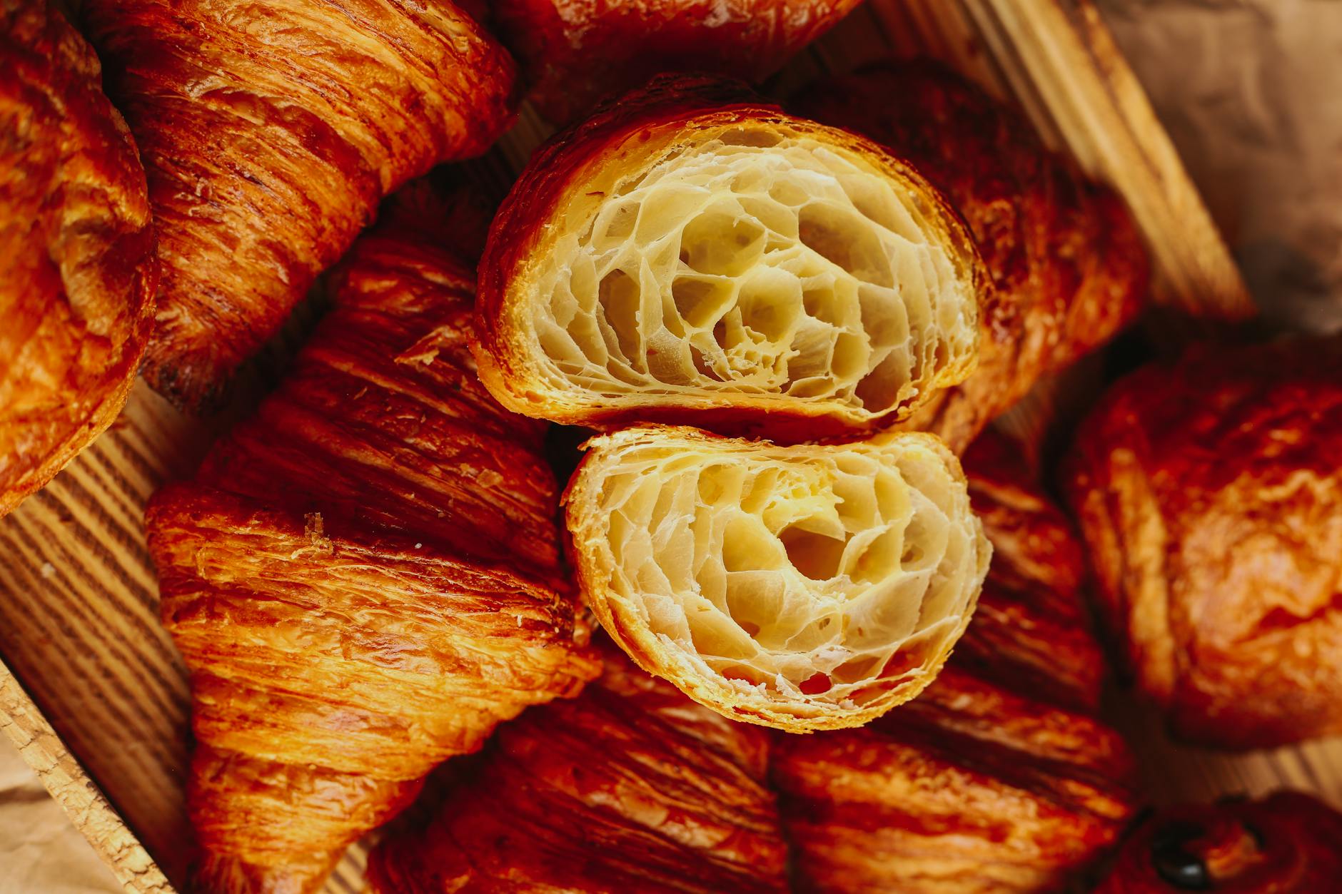 Croissant sfogliato visto in dettaglio con la pasta a strati