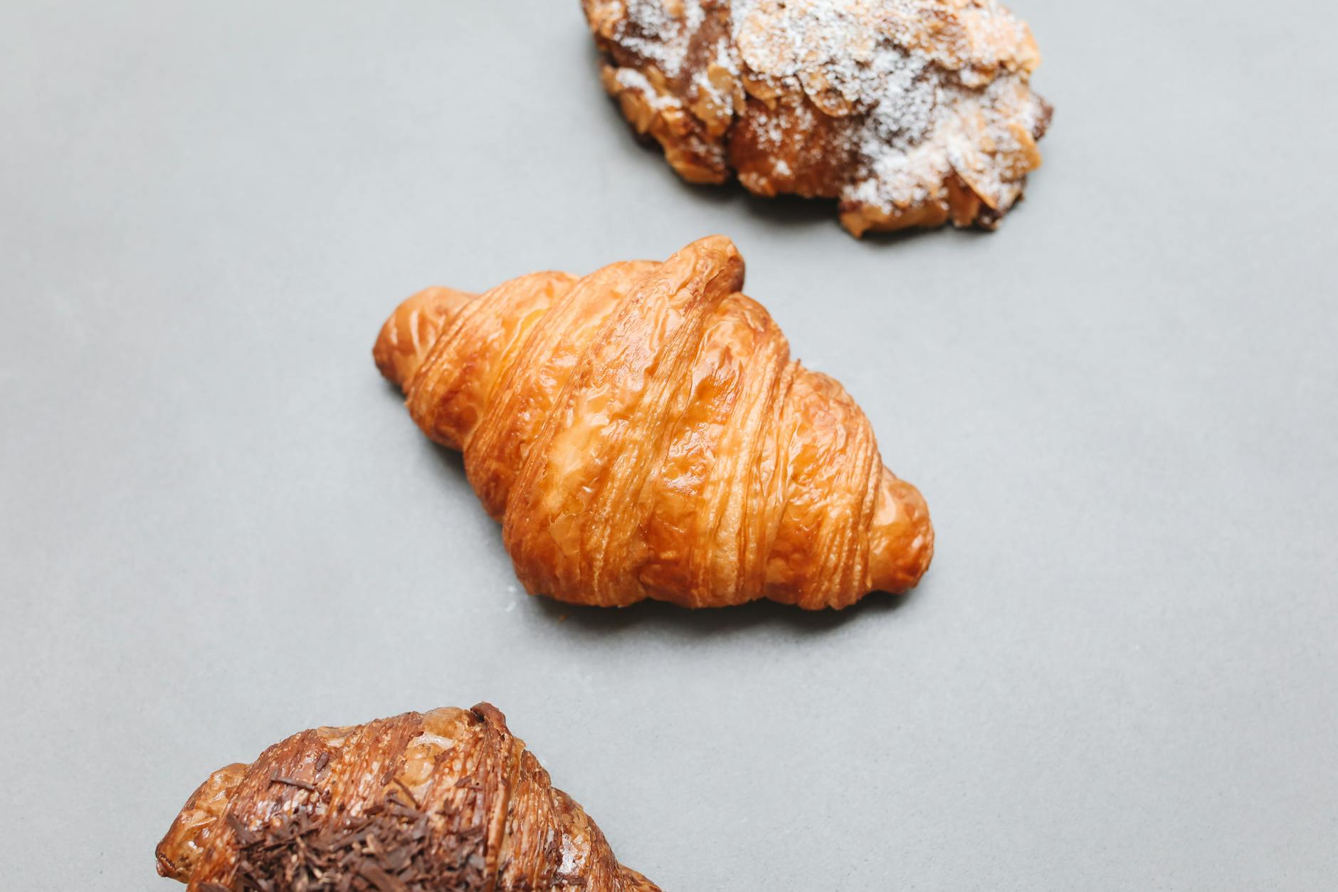 Croissant artigianale a forma di mezzaluna su tagliere di legno
