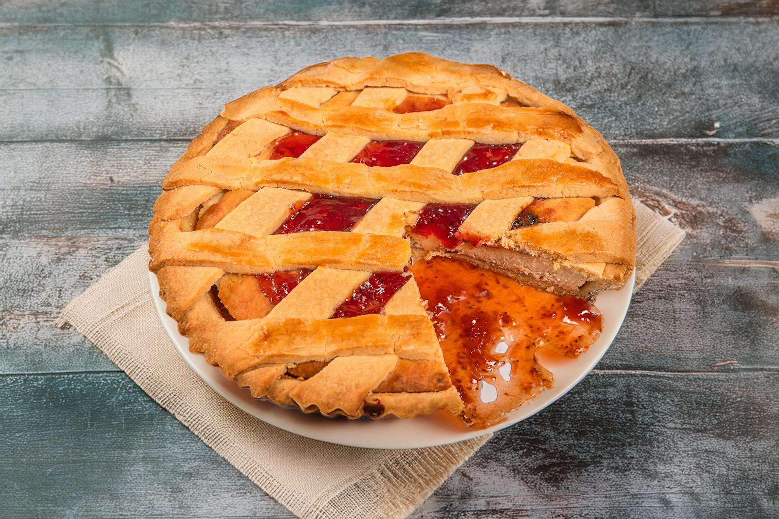 Crostata con marmellata di fragole e strisce intrecciate di pasta frolla