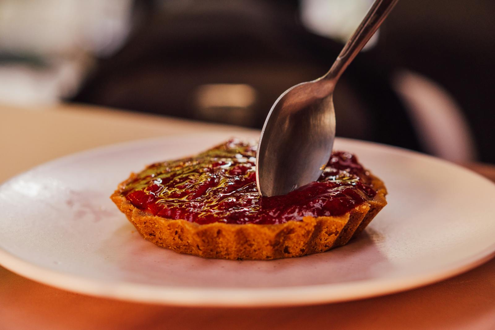 Primo piano di una crostata di marmellata di lamponi su piatto