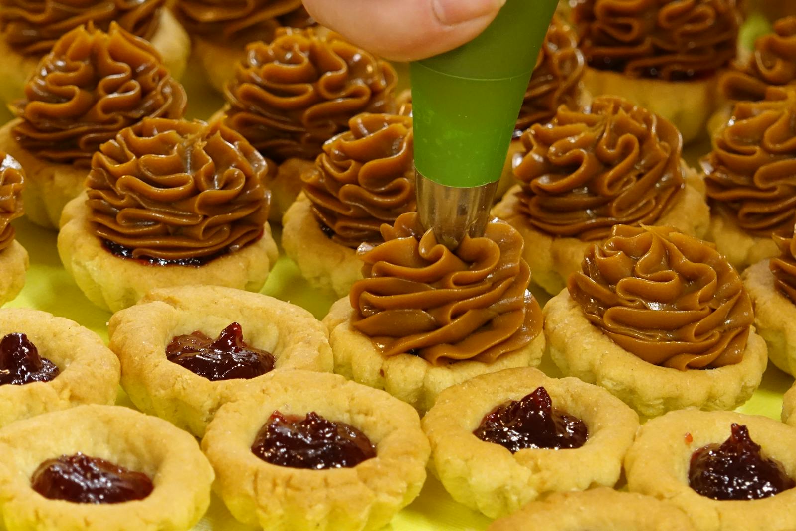 Crostatine di pasta frolla riempite con marmellata e caramello