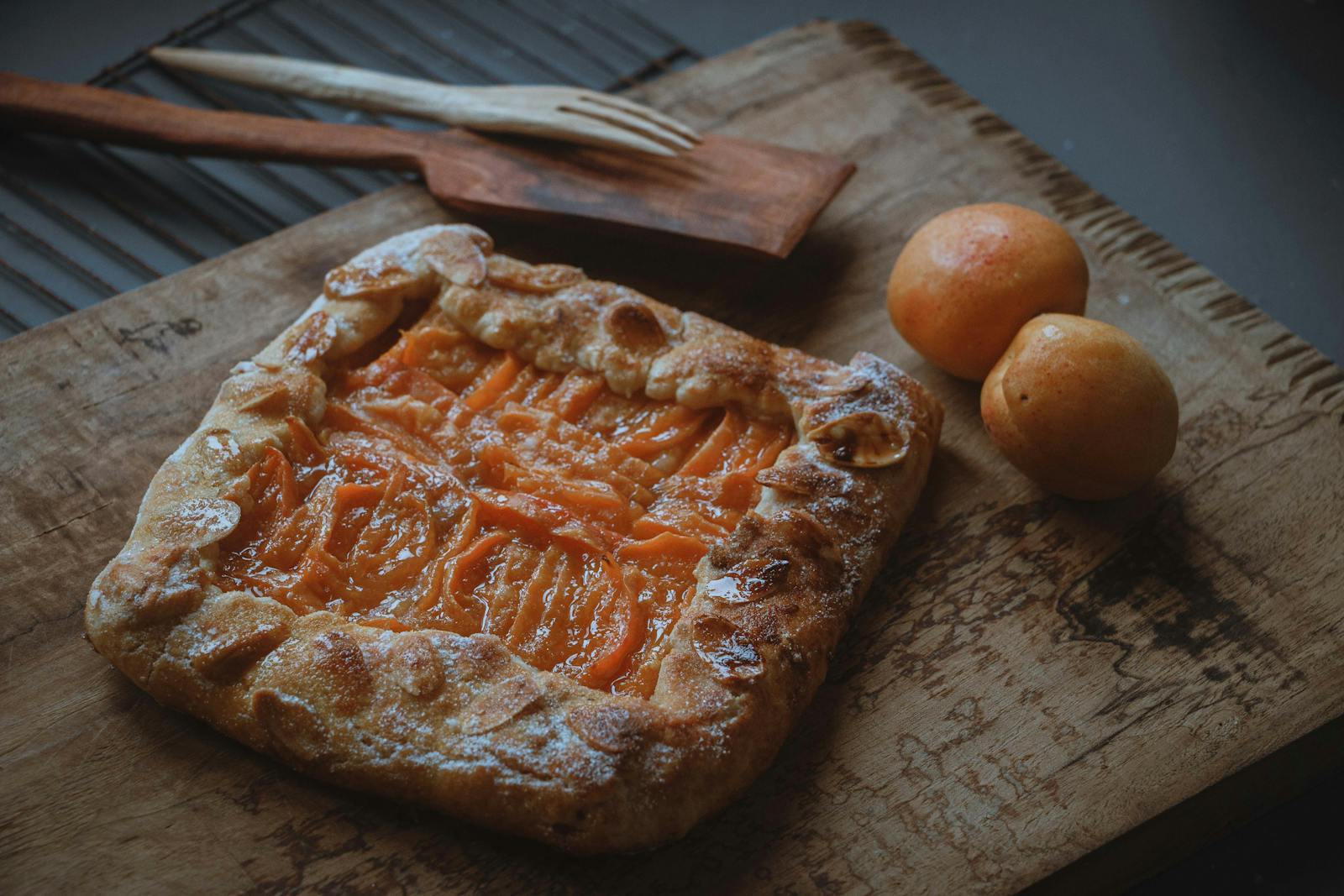 Crostata rustica di albicocche su tagliere di legno
