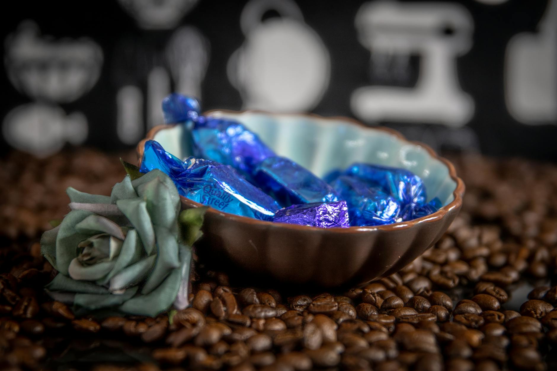 Cioccolatini gianduiotto a forma di barchetta su un piatto