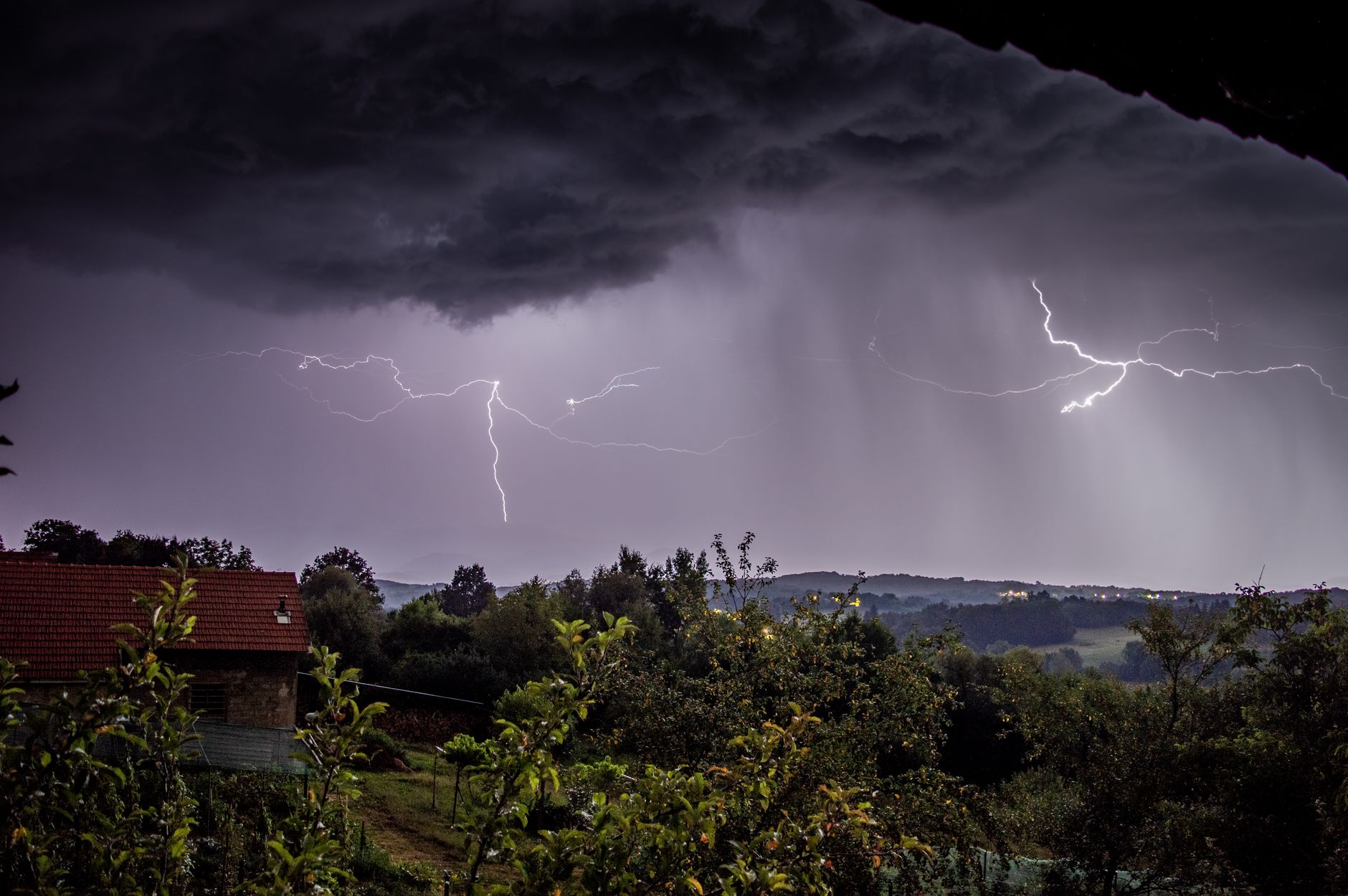 Cielo carico di nubi temporalesche prima del maltempo