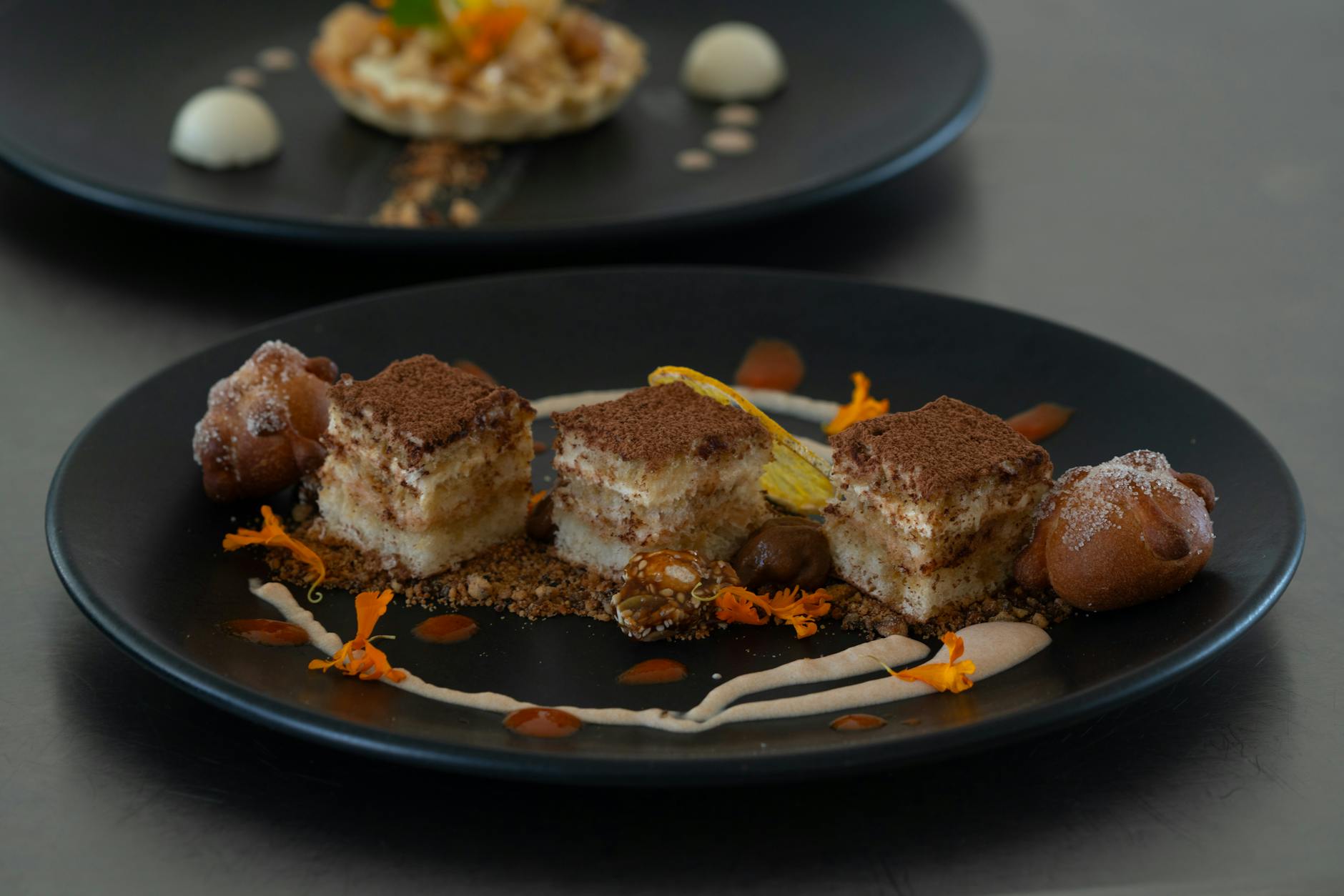 Tiramisu classico italiano servito in un piatto