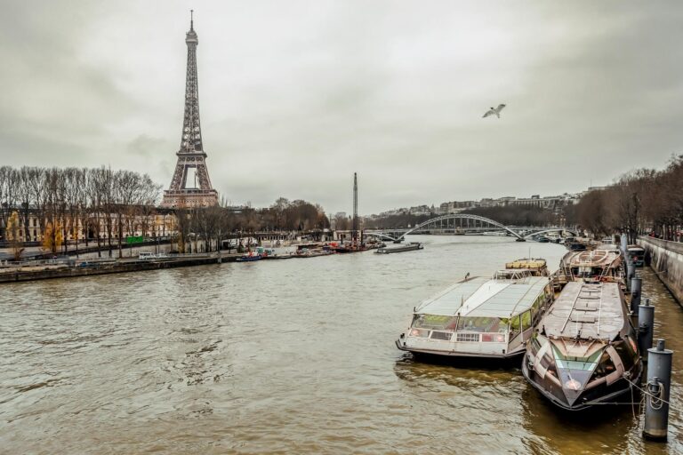 La Torre Eiffel cresce di 15 cm in estate: il segreto della dilatazione termica
