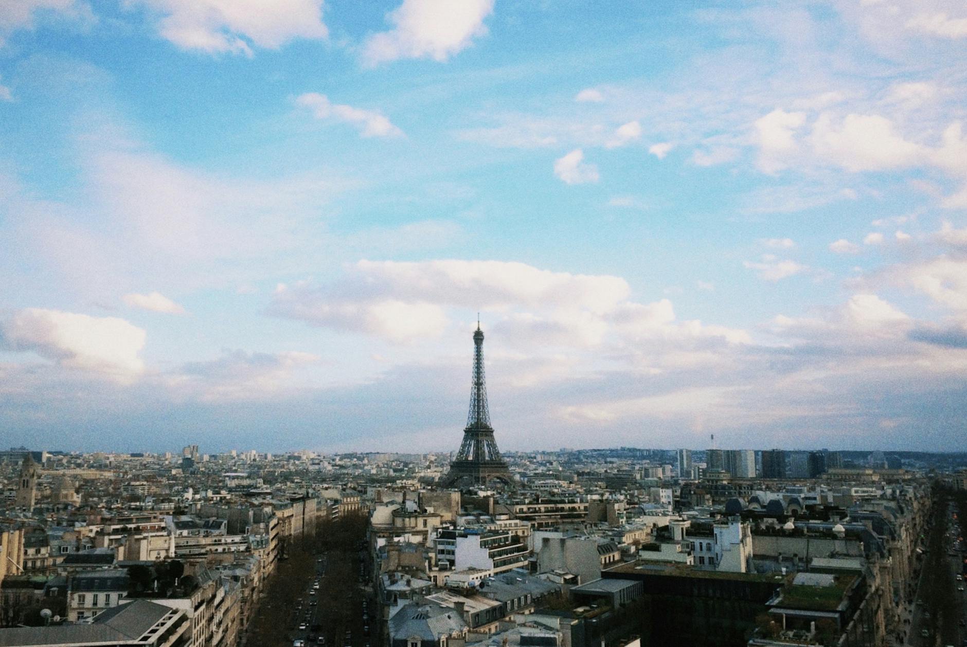 Torre Eiffel sotto cielo azzurro estivo