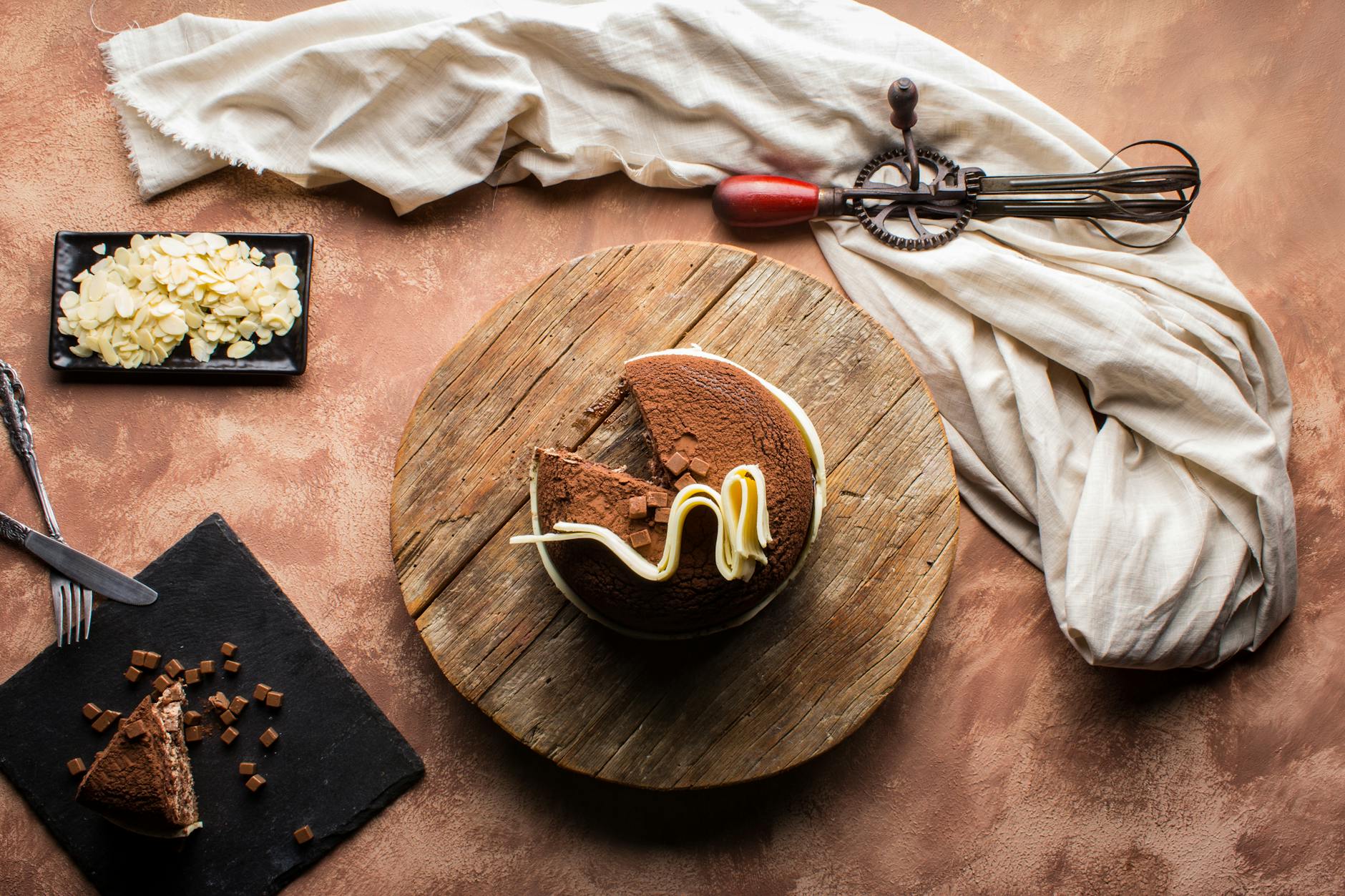 Fetta di torta caprese al cioccolato