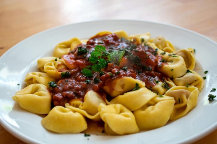 Tortellini emiliani in primo piano sul piano di lavoro