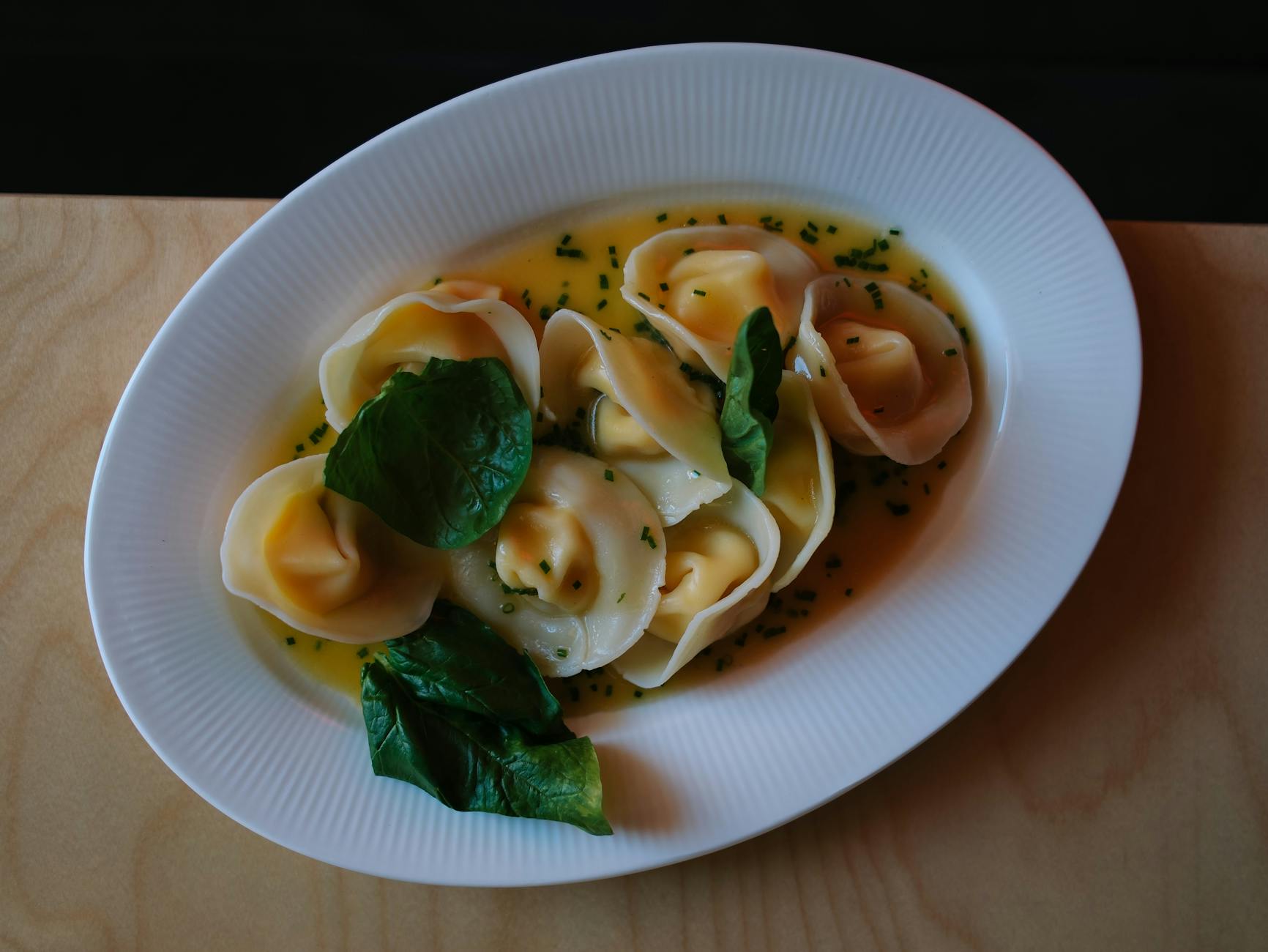 Piatto di tortellini con leggera grattata di parmigiano