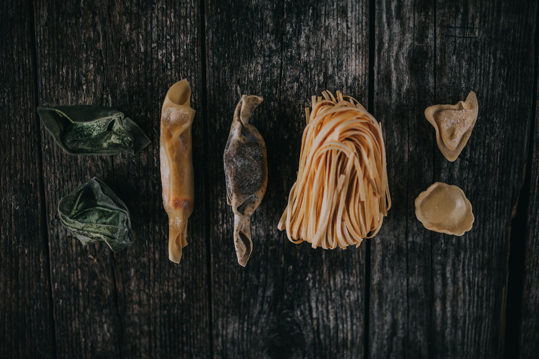 Sfoglia di pasta fresca all'uovo stesa sul piano di lavoro