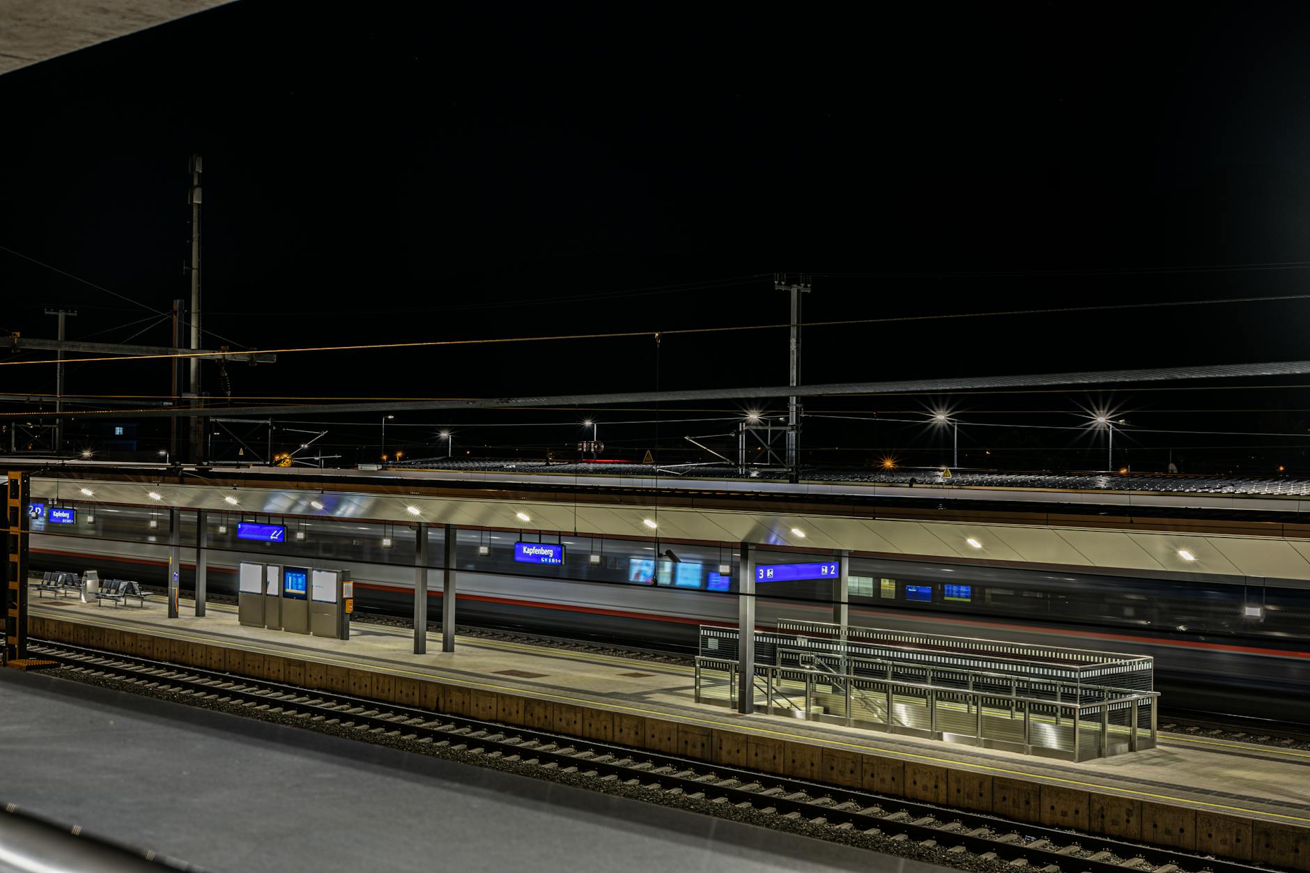 Stazione ferroviaria europea al tramonto