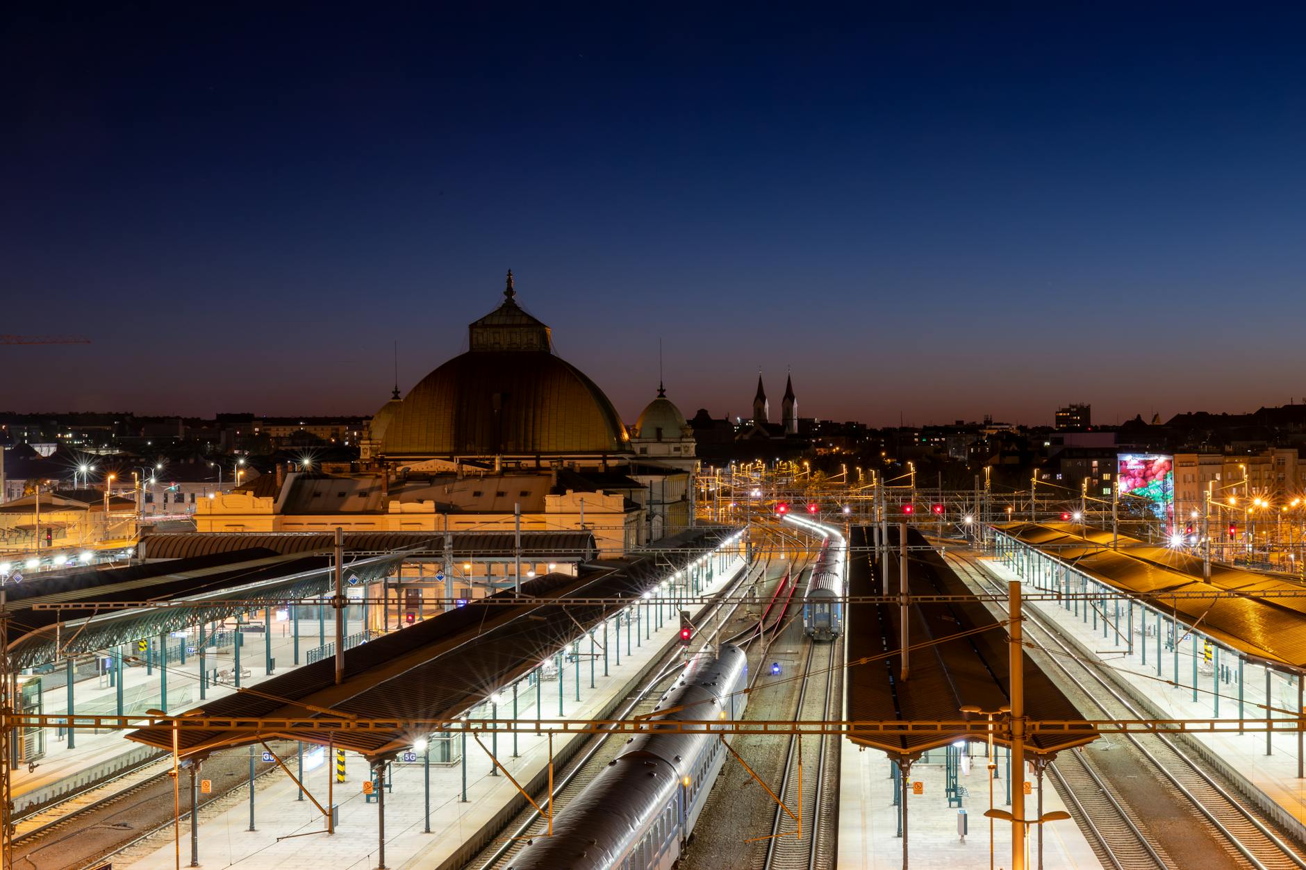 Treno notturno in viaggio attraverso il continente