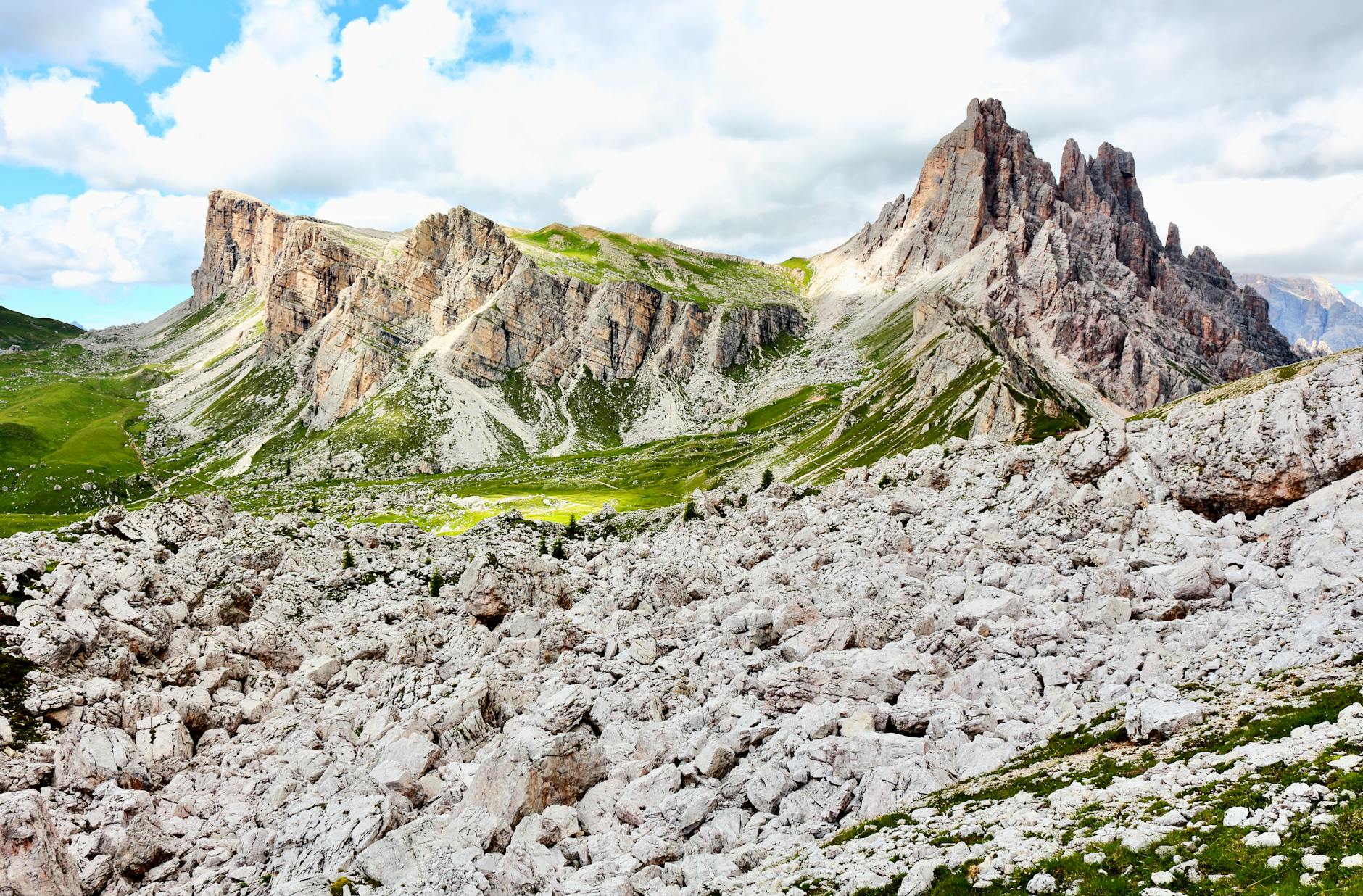 Vette delle Dolomiti sopra una valle alpina
