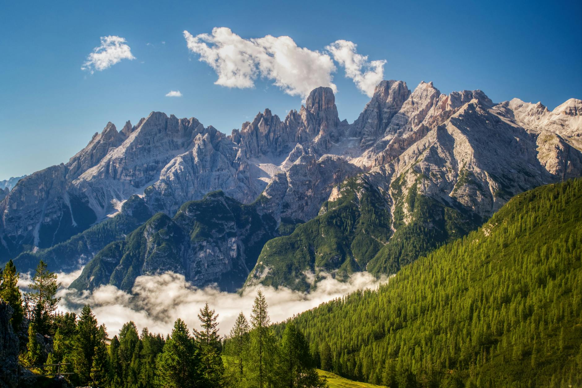 Paesaggio di montagne innevate delle Alpi